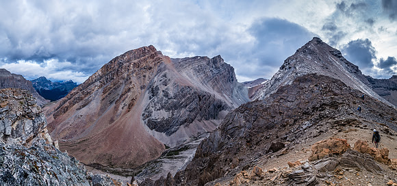 We gain the spine of the sw ridge - the false summit towers above us in a VERY foreshortened view.