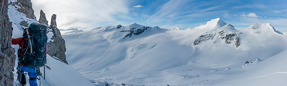 We abandon the skis and start boot packing.