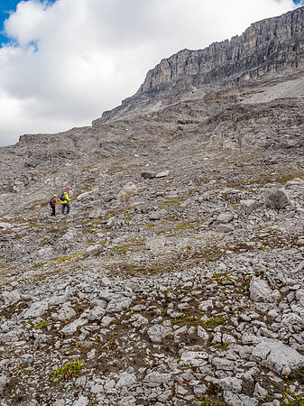 Starting up the west face of the north end of OXO from the pass.