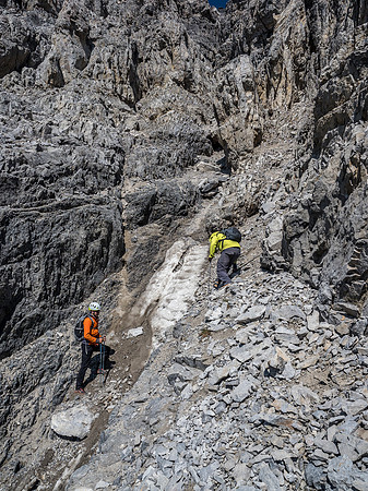 Even getting into the first gully was a PITA. Again - we have to stick very close for safety.