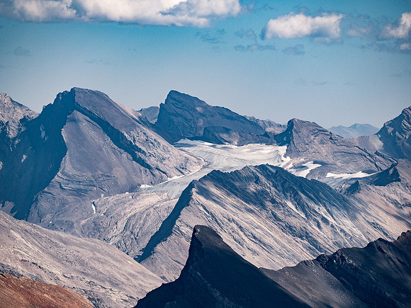 Dip Slope (L) and Deluc (C) Peaks with their glaciers.