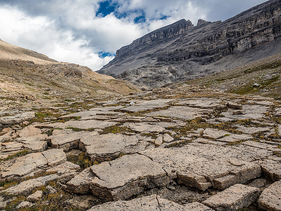 Interesting rock patterns as we approach the end of the valley. OXO looms above us ominously.