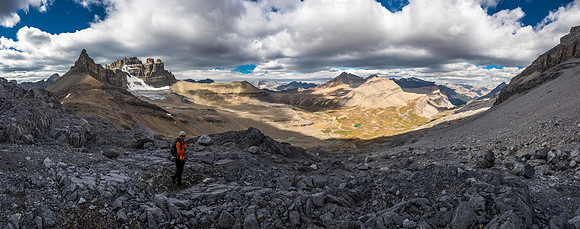 Still on easy terrain near the scree slope, gorgeous views towards Dolomite (L) and Cirque (R).