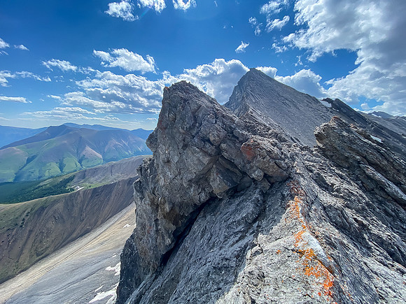 A tricky traverse between Greater Prow and Prow Mountain.