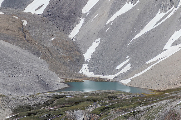 The upper tarn to the SE.