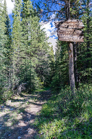 An old sign (still gives distance in miles).