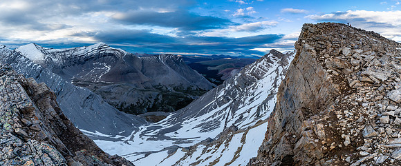 The final ridge to the summit of Tomahawk Mountain is surprisingly exposed.