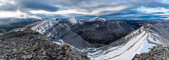 The summit at center is unnamed.