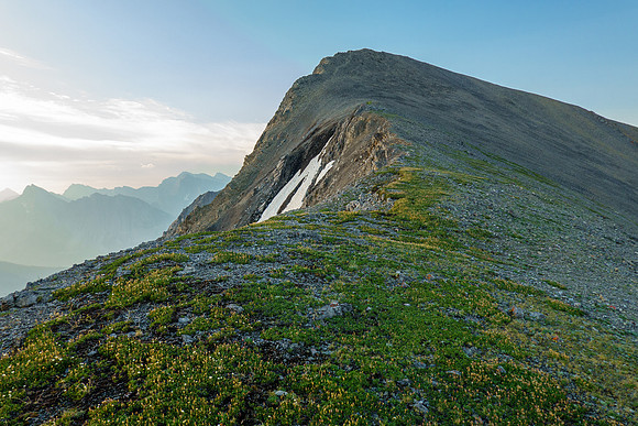 Hiking the ridge between Mount Turbulent and Fortune.