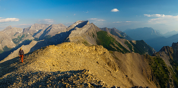 Hiking the ridge between Mount Turbulent and Fortune.