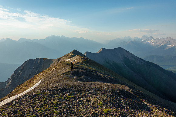 Hiking along the ridge to the lower Fortulent peaks.
