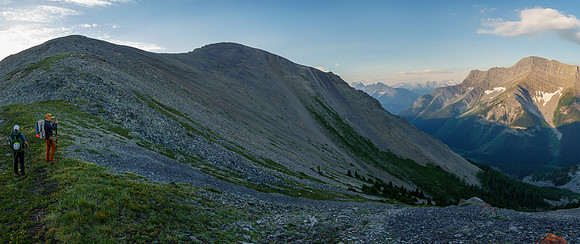 Hiking the ridge between Mount Turbulent and Fortune.