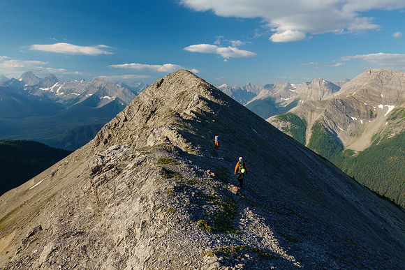 Hiking along the ridge to the lower Fortulent peaks.