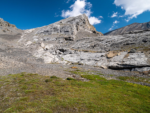 Hiking past Mount Wurzburg and the Beauty Lakes towards Mount Struan.