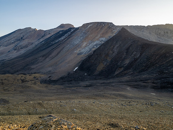Traversing to the NW ridge of Skye Peak.