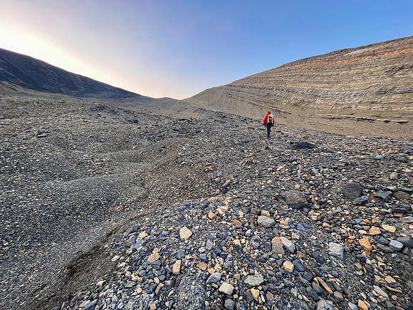 Traversing to the NW ridge of Skye Peak.