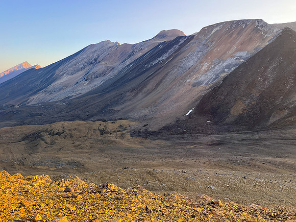 Traversing to the NW ridge of Skye Peak.