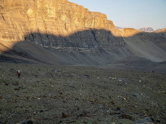 Traversing to the NW ridge of Skye Peak.