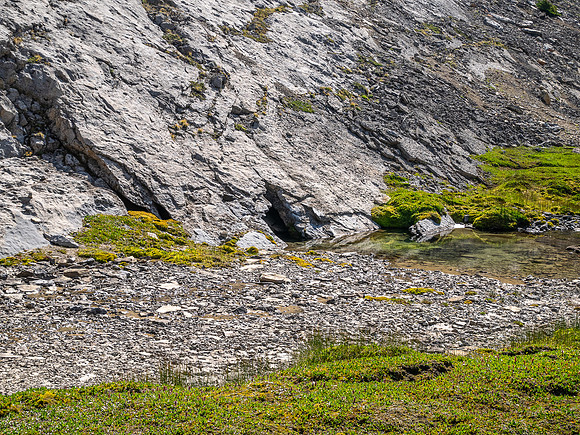 Hiking past Mount Wurzburg and the Beauty Lakes towards Mount Struan.