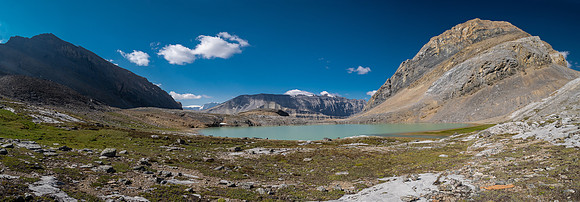 Hiking past Mount Wurzburg and the Beauty Lakes towards Mount Struan.