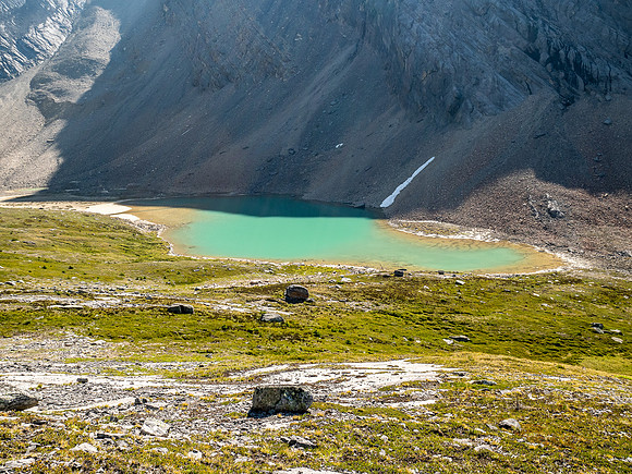 Hiking past Mount Wurzburg and the Beauty Lakes towards Mount Struan.