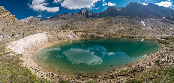 Hiking past Mount Wurzburg and the Beauty Lakes towards Mount Struan.