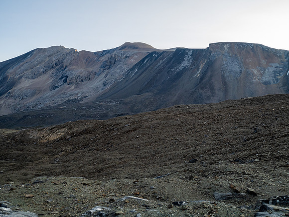 Traversing to the NW ridge of Skye Peak.