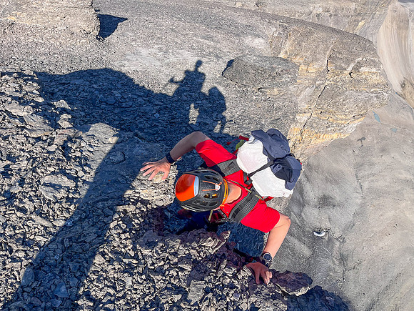 Scrambling up the NW ridge of Skye Peak.