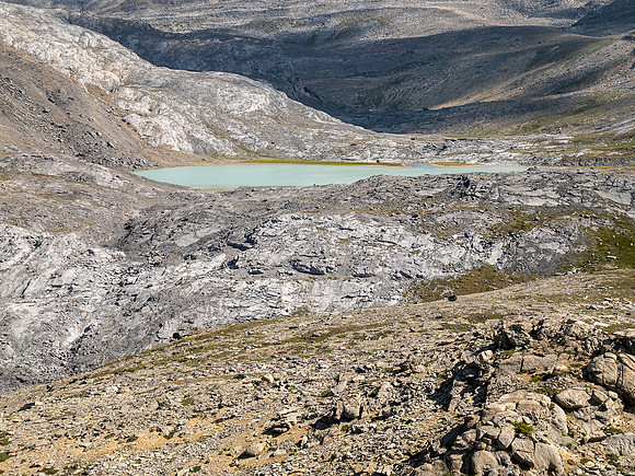 Hiking past Mount Wurzburg and the Beauty Lakes towards Mount Struan.