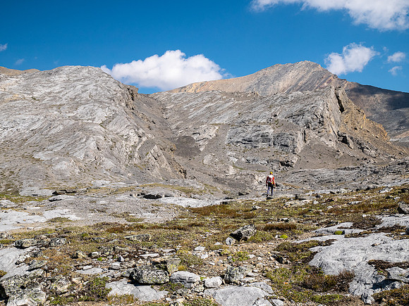 Hiking past Mount Wurzburg and the Beauty Lakes towards Mount Struan.