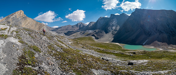 Hiking past Mount Wurzburg and the Beauty Lakes towards Mount Struan.