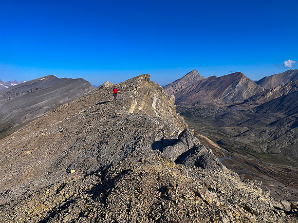 Scrambling up the NW ridge of Skye Peak.