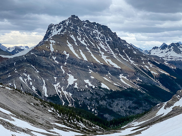 Descending along the SE ridge (L) towards White Man Mountain.