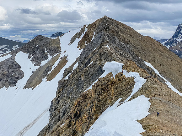 Returning down the SE ridge of Red Man Mountain.
