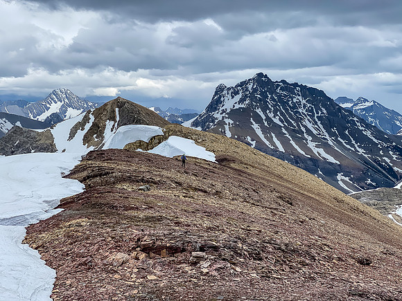 Returning down the SE ridge of Red Man Mountain.