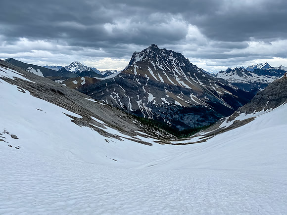 Descending along the SE ridge (L) towards White Man Mountain.