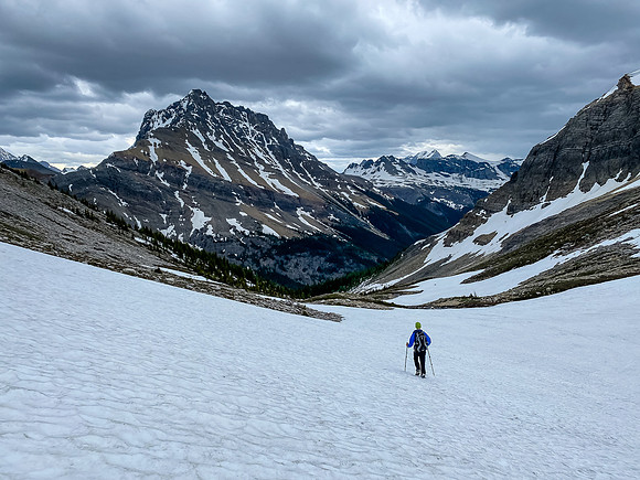 Descending along the SE ridge (L) towards White Man Mountain.