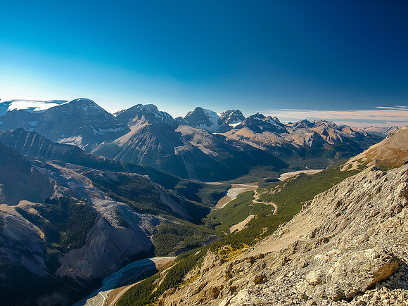 A wider view north over hwy #93 and the northern Columbia Icefields area.