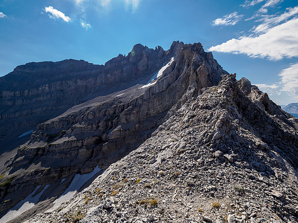 The first part of the NW ridge is avoided on the right.
