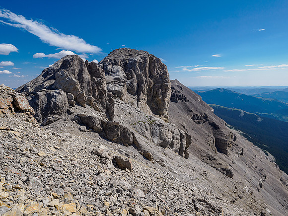 The summit lies ahead, I have to traverse under the ridge at right.