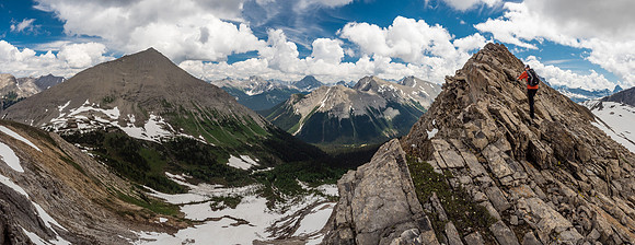 Phil scrambles along the summit ridge of Cross Ridge with Mount Currie rising to the left.