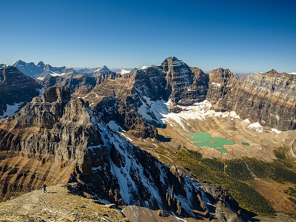 Mind blowing views from the shoulder of Temple over Pinnacle and Eiffel to Hungabee & Horseshoe Lake
