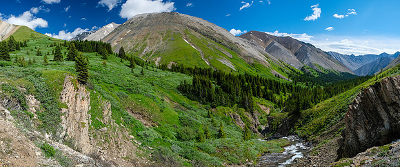 Crossing the north branch of Littlehorn Creek on route to Hangman's south bowl.
