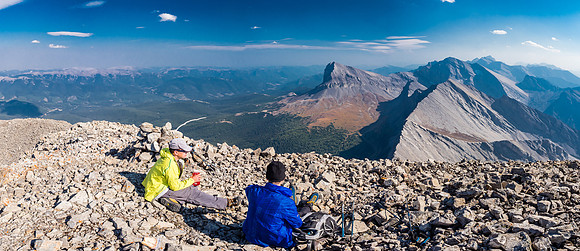 Enjoying a very pleasant summit with great views south towards Beehive and Tornado now.