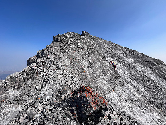 Scrambling the west summit ridge of Puma Peak.