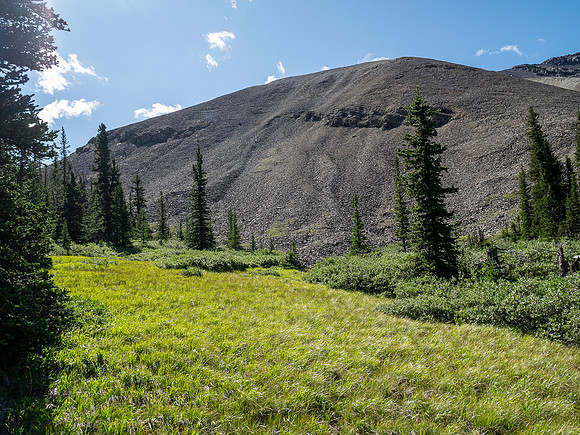 Hiking towards an outlier of Elch Peak.