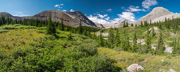 Hiking towards an outlier of Elch Peak.