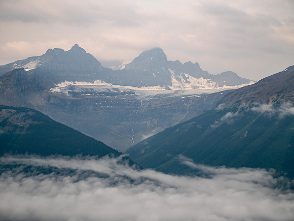 Incredible views over the cloud filled valley to Mushroom and Diadem Peak.