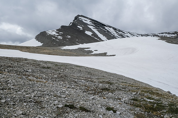 The plateau leads to the final 400 meter of ascent and the NE ridge of Baril.