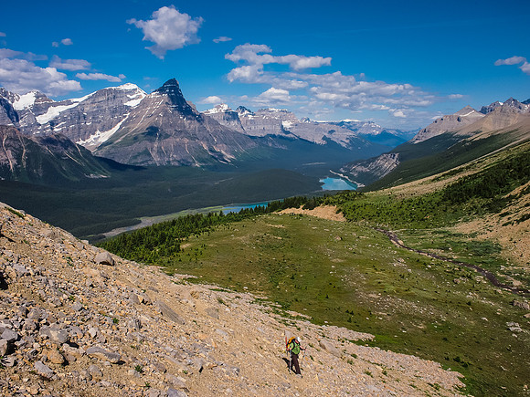 Wietse crosses a low ridge into the access scree gully.